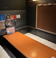 【8名様用テーブル席】各種ご宴会の様々なシーンにおすすめのお席。名物博多もつ鍋を囲んでワイワイ盛り上がれる、ちょうど良いサイズ感が魅力です。アットホームな落ち着いた空間で、仲間との楽しい時間をお過ごしください。飲み放題付きコースと合わせれば、幹事様も安心です。