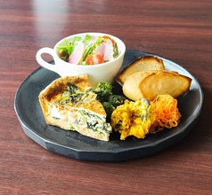 サーモンとクリームチーズのキッシュプレート