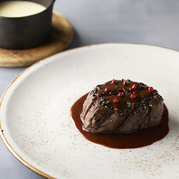 薪の香りが食欲をそそるグリル料理！