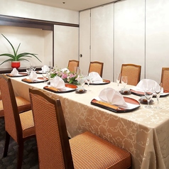 【完全個室：6～10名様まで】ファミリールームB／一体感のある少人数でのご宴席に！10名様までご利用いただける気品に満ちた空間は、宴会や接待、両家の顔合わせなど幅広くご活用いただけます。さらに、ファミリールームAと繋げることで、最大24名様までの広々とした個室として利用可能。最適な空間へご案内いたします。