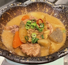あか牛と馬肉のホルモンすじ煮込み