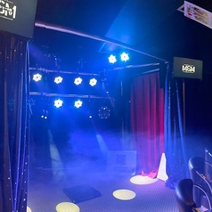 カウンターマジックショーを見た後に座席を180度回転させると後ろのカーテンが開きステージが登場します!来場された皆様には30分のステージ&イリュージョンマジックショーを超至近距離で楽しんでいただきます。ぜひ普段体験できない魔法のような不思議な世界をお楽しみください。