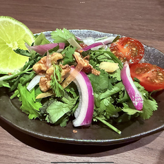 フレッシュライムで仕上げるパクチーサラダ