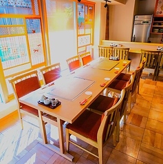 窓から差し込む柔らかな光が心地よいテーブル席。落ち着いた和モダンな雰囲気の中で、日常を忘れてリラックスしたひと時を過ごせます。少人数のご会食やご家族での利用にも最適です◎