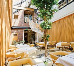 開放感あふれる一軒家レストランを貸切って、プライベートなパーティーを開催いただけます。1階の吹き抜けダイニングから2階のソファ席まで、用途に合わせた贅沢な空間使いが可能です。結婚式の二次会や企業のレセプションなど、華やかなシーンに最適。熟練スタッフによる上質なサービスと共にお過ごしください。