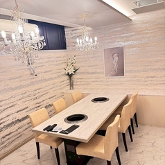 焼肉牛皇のVIPルームは、白を基調とした上質な完全個室。テレビ完備で、特別なひとときをゆったりと過ごせます。通常3,000円の利用料がかかりますが、会員様はポイント利用で無料に。記念日や接待、女子会などプライベートな食事に最適な空間で、ワンランク上の焼肉体験をお楽しみください。