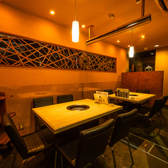 【普段使いしやすいテーブル席】お仕事帰りの飲みの席やちょっとしたママ会など、カジュアルにお使いいただけるお席♪