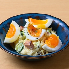 炙りベーコンと半熟卵のポテトサラダ