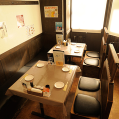 職場の同僚との飲み会や、ご友人との集まりに最適な4名様掛けのテーブル席を多数ご用意しております。美味しい料理を囲んで会話が弾む居心地の良い空間です。当店の炭火焼き鳥や洋食メニューなど、様々な逸品を皆さんでシェアしながら楽しんでいただけます◎