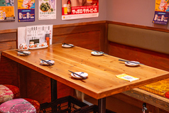 4～6名様でゆったりと寛げる、広めのソファを配したテーブル席です。長時間座っていても疲れにくく、心ゆくまで美食と会話を楽しみたいお客様に最適。テーブル間も広く確保しており、プライベート感がありながらも、開放的な空間でリラックスしてお過ごしいただけます。