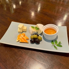 オリーブとチーズの盛り合わせ