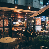外から見る雰囲気抜群の店内♪