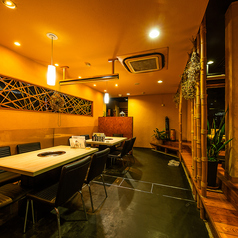 【シーンを選ばないテーブル席】過ごしやすい印象のお席は、気軽な一杯からご宴会まで様々なシーンにマッチします◎