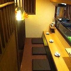 【カウンター席】8名様までご利用可能です。富山の旬な食材を生かしたお刺身・魚料理など、100種類以上のメニューをご用意！温かい明りが灯る落ち着く店内で是非ごゆっくりとお寛ぎくださいませ。