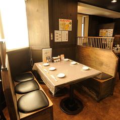 小規模なグループ宴会やご家族でのご利用に最適な6名様掛けのテーブル席です。ゆったりとお寛ぎいただける空間で、気の置けない仲間との飲み会を心ゆくまでお楽しみいただけます◎宴会にもぴったりですよ♪特別な時間を演出いたします。