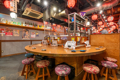 落ち着いた雰囲気のカウンター席です。お一人でゆっくりとお酒と料理に集中したい時や、大切な方と二人きりで語らいたい時に最適。他の席を気にせず、プライベートな時間を過ごせる大人のための隠れ家のような空間です。