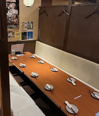 【大宴会場】大人数でも対応可能な大宴会場を完備しております。企業様や学生さんの大人数でのご宴会も安心してお任せください。会社宴会・歓送迎会・新年会・忘年会・同窓会など各種宴会にご活用いただけます。博多もつ鍋や馬刺しなど本格九州料理が楽しめる宴会コースも各種ご用意。幹事様のご要望にお応えします。