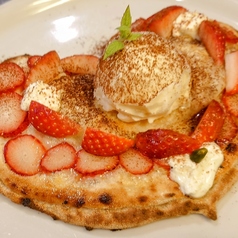 いちごとチョコレートのピッツァカルツォーネ　バニラアイス添えStrawberry and chocolate pizza calzone s