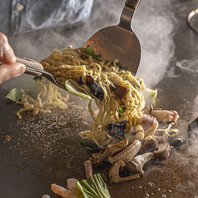活気あふれる空間で五感を刺激する絶品鉄板焼きを堪能！
