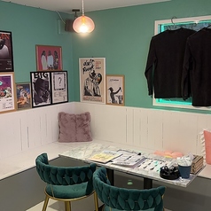 【少人数のご宴会に◎】広々とした空間で居心地も抜群★ランチ利用はもちろん、カラオケ・ダーツも利用可能なコースもご用意しております！ご友人との飲み会にぴったりです♪