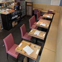 幅広でゆったりしたソファー席