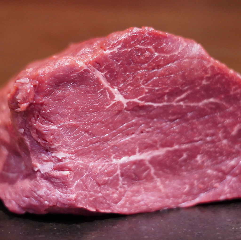 こだわりぬいた国産黒毛和牛！霜降りすぎない赤身がちな上手い肉を仕入れています。