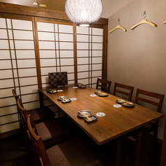 ゆったりくつろげる完全個室。足を伸ばしてリラックスできる空間は、ご友人同士や職場仲間とのお食事に最適です。