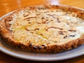 【4種のチーズのピッツァ（トマトソース無し）】モッツァレラチーズ・マスカルポーネ・ゴルゴンゾーラ・パルミジャーノレジャーノ生地の旨味と濃厚なチーズが楽しめるピッツァ。