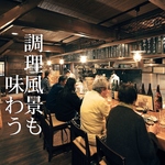 賑わいのあるカウンター席。その日のおすすめや料理に合うお酒などお気軽にお尋ね下さい。