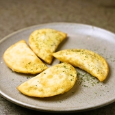 いろんな餃子を楽しんでみたいなら『皮咲』具材の種類や調理法で作る餃子、こだわった逸品料理で飽きさせない餃子酒場としてサラリーマンの間でも人気！