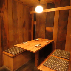 2名様～4名様ご利用可能な半個室で周りを気にせずプライベート空間をお楽しみ頂けます！ゆったりとしたお席は仲間内の飲み会などにも最適です！ゆったりくつろげる半個室のお部屋となっておりますので、ごゆっくりお寛ぎ下さい♪