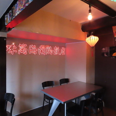 人数に応じたお席をご用意いたします。3名様用のテーブルを2つご用意しており、友人同士のお食事やグループでの楽しいひとときに最適な空間です。ぜひご利用ください。