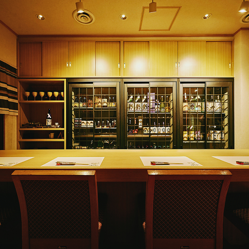 ■日本酒が並ぶカウンター席。一人飲みでも気軽にご利用できます。