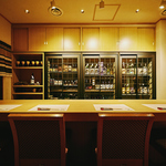 ■日本酒が並ぶカウンター席。一人飲みでも気軽にご利用できます。