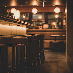 オープンキッチン前の特等席！シェフの調理風景を眺めながら、お食事を楽しめます。ライブ感あふれる空間で、お一人様やデートにも最適です♪