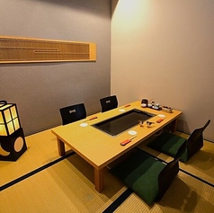 周囲を気にせず会話を楽しめる完全個室は、大切な接待や記念日の会食に最適です◎プライベートが守られた上質な空間で、熟練の職人が焼き上げる逸品の数々を贅沢にご堪能ください。