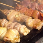 九州各地の様々な朝引き鶏を使用。料理によって素材を使い分けるため、どれも絶品。(串は1本120円～)