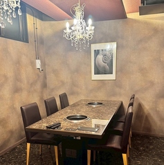 焼肉牛皇には、黒を基調としたシックなVIPルームもご用意。重厚感ある雰囲気が魅力で、男性グループや接待にも人気です。テレビ完備の完全個室で、落ち着いた空間の中ゆっくりとお食事を楽しめます。通常3,000円の利用料がかかりますが、会員様はポイント利用で無料に。特別な夜に最適な一室です。