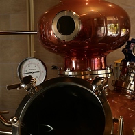 併設の蒸留所をぜひ見学してみてください！