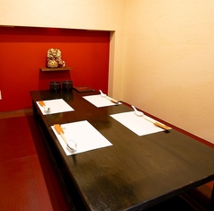 ソファータイプの掘りごたつ個室もご用意。背もたれが高くゆったりお寛ぎいただけるお部屋となっております。