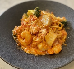 ぷりぷりエビとホタテのトマトクリームソース