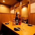 【3～4名様用完全個室】少人数でのご利用に最適な3～4名様用の完全個室をご用意しております。木の温もりを感じる落ち着いた空間は、接待やご家族でのお食事、気の置けないご友人とのひとときにもぴったり◎名物の地鶏炭火焼鳥や鶏餃子を囲んで、ゆったりとした時間をお楽しみください。
