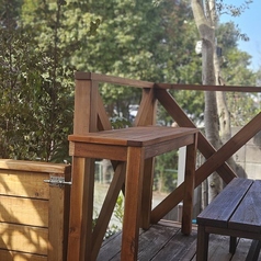 テラス席緑に囲まれ、風や陽を感じられる特等席。