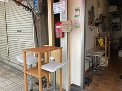 天気が荒れていたり店外の状況が困難でないときは、店外に少しばかり席を出しております。