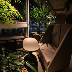 2名様用のペアシートを3つご用意しております。すべて窓側を向いているため、スカイツリーとライトアップされた吾妻橋の夜景とともにお愉しみいただけます。