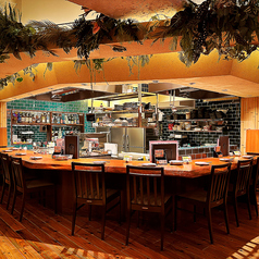 目の前でつくりあげられる料理は、きっとどれも食べたくなってしまいます！職人のかちゃぐり捌き、漂う香りもおつまみに、鉄板エンターテイメントショウをお楽しみください！