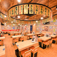【1F】木の温もりを感じる、明るい店内でお楽しみいただけます！壁に貼られたポスターやメニューの札が、どこか懐かしい気分に浸らせてくれます♪
