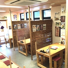テーブル席がございます。全席2名様から4名様でご利用可能です。