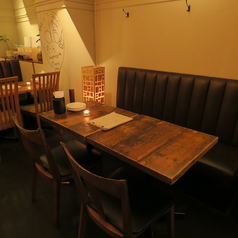 お店の奥には、落ち着いてお食事ができるテーブル席をご用意しております。アンティーク家具に囲まれたお洒落な空間は、女子会やご友人同士のお集まり、少人数のご宴会にぴったり。広々とした空間で、厳選されたワインと南ヨーロッパ料理をゆっくりとご堪能いただけます。