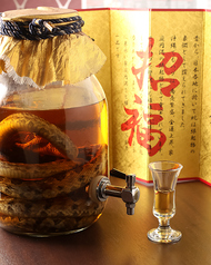 絆に来たら、希望者にはハブ酒プレゼント★★案外飲みやすいので挑戦してみてください♪